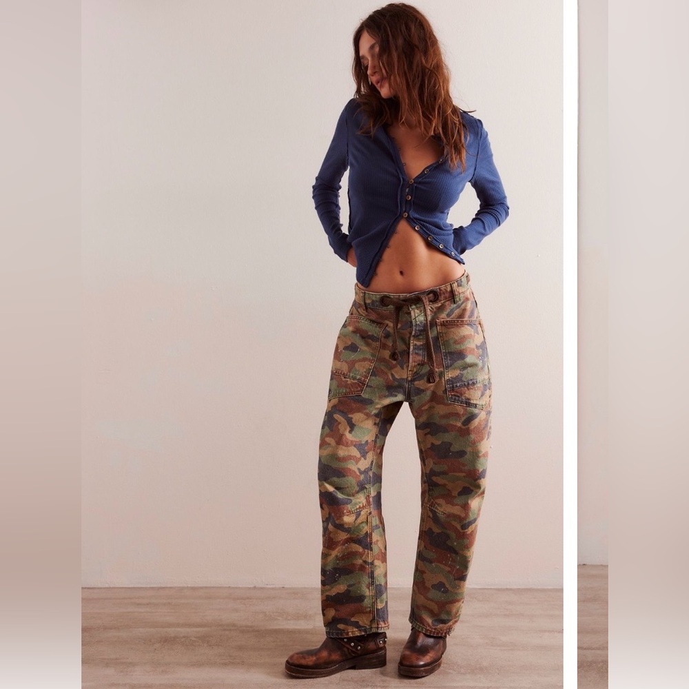 NWOT Free People We The Free Moxie Low Slung Barrel Jean- Camouflage, 24S